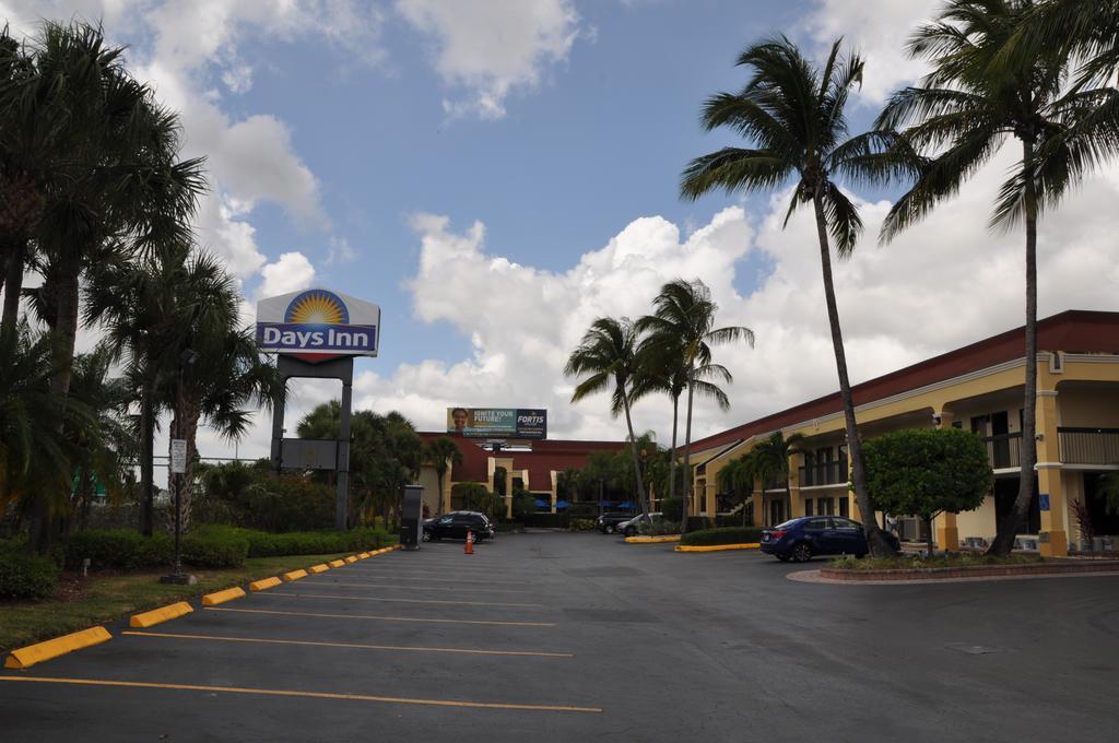 Days Inn By Wyndham Florida Stadt Exterior foto