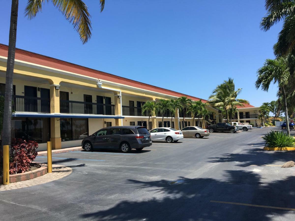 Days Inn By Wyndham Florida Stadt Exterior foto